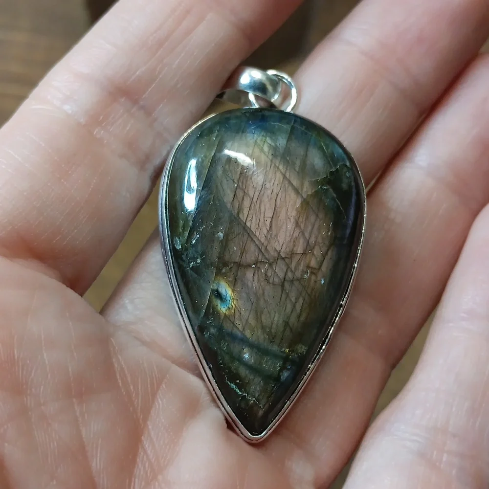 Elegant Silver Pendant with Iridescent Stone - Picture 6 of 6